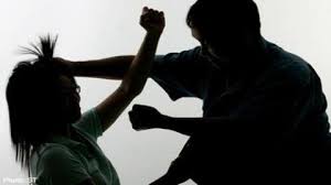 Hình ảnh minh họa một người phụ nữ đang cố gắng thoát khỏi tình huống bạo lực gia đình trong nhà