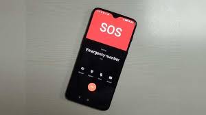 Hình ảnh minh họa một người đang gọi điện thoại cầu cứu giúp đỡ cho người thân bị bạo lực gia đình